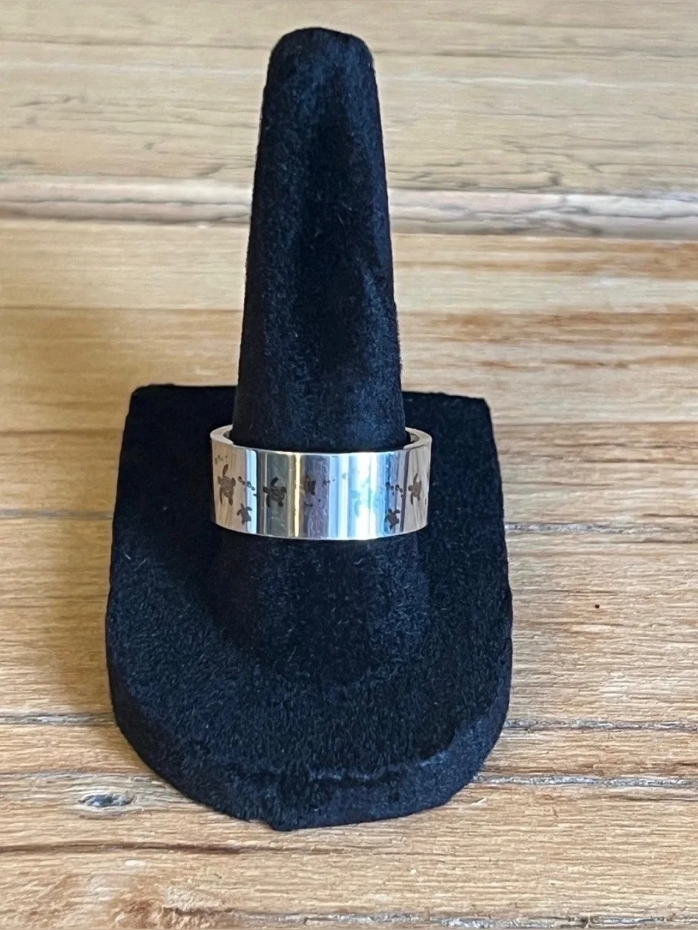 Silver-Tone Women’s Band Ring with Swimming Turtles Motif - size 7
